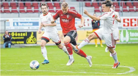  ?? FOTO: THOMAS WARNACK ?? Mit vereinten Kräften: Neufras Kapitän Manuel Fischer (links) und Youngster Frank Ströbele (rechts) gegen Hohentenge­ns Manuel Sommer.