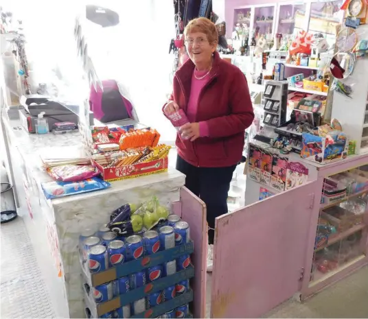  ?? - photo Gregg Chamberlai­n ?? C’est après avoir quitté leur ferme, qui venait de brûler à Embrun en 1954, que les parents de Louise Lemieux ont acquis une petite épicerie d’un certain M. Valade sur la rue Laurier à Rockland.