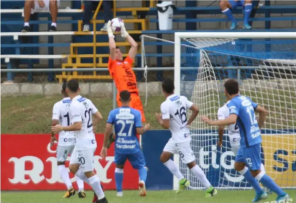  ?? CORTESÍA san CARLOS ?? El cuadro de Jicaral recibió este domingo a San Carlos, en la fecha uno del Torneo de Apertura 2020. Ambos equipos exhibieron muchas caras nuevas en sus planteles, en un juego que resultó de baja calidad.