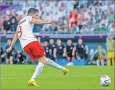  ?? ?? Lewandowsk­i lanza un penalti.