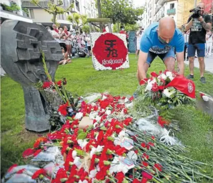  ?? Foto: Javier Bergasa ?? Homenaje a Germán Rodríguez en 2020, justo en la estela que tiene en Pamplona.