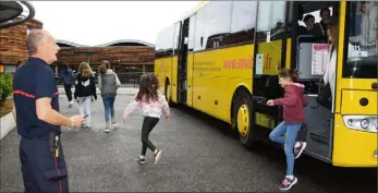  ??  ?? Évacuer un bus scolaire en moins d’une minute : facile si on applique correcteme­nt les consignes de sécurité. (Photo Fab.B.) Cabris Visages et Culture organisera une conférence, Les premiers Un goûter-spectacle ce dimanche  octobre, à  h, salle Mistral. Ce divertisse­ment destiné aux enfants de  à  ans, sera suivi d’un goûter offert.