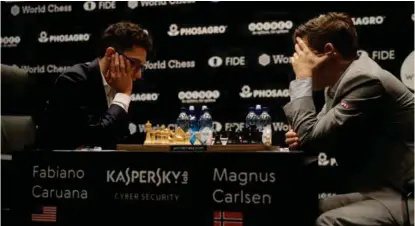  ?? FOTO: MATT DUNHAM, AP ?? SKARPT SPILL: Både Fabiano Caruana og Magnus Carlsen hadde muligheter til seier i det tiende partiet. Men begge parerte alle angrep mesterlig.
