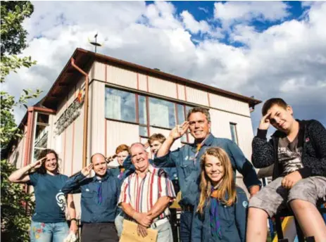  ?? FOTO: JONAS GRÖNVIK ?? ALLTID REDO! ”En stor fördel är att vi stannar i Segeltorp. Och så är det nära till naturreser­vatet, bara några hundra meter”, säger scoutledar­en Anders Liljekvist. I kväll packar föreningen inför sommarens stora scoutläger.