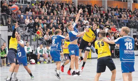  ?? FOTO: KARL-HEINZ BODON ?? Istvan Gaspar - hier versucht Henrik Schenk ihn vom Wurf abzuhalten - ist am Samstag mal wieder stärkster BadSaulgau­er. Der Spielmache­r ist bemüht, das Spiel an sich zu reißen, lenkt und trifft, doch am Ende steht seine Mannschaft mit leeren Händen da.