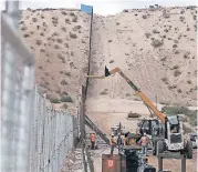  ??  ?? Arbeiter im USBundesst­aat New Mexico bei der Errichtung eines neuen, höheren Grenzzauns im vergangene­n November.