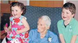  ?? Photo: HELEN HOTTON ?? Zach and Piper with ‘‘Wee Nan’’ on her 100th birthday.