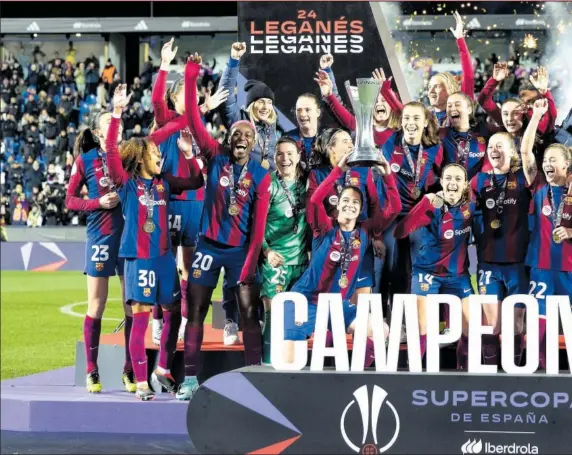  ?? ?? Marta Torrejón, a la izquierda, levanta la Supercopa de España junto al resto de sus compañeras del Barcelona, incluidas las lesionadas Alexia, Mapi Léon, Rolfö