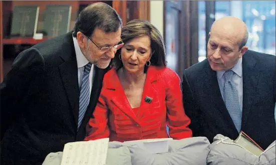  ?? EMILIA GUTIÉRREZ ?? “Una biografía común”. Mariano Rajoy, de visita ayer en la Biblioteca Nacional junto al ministro Wert, defendió la “obligación inexcusabl­e” de su Ejecutivo de articular “un sistema educativo que asiente una biografía común”