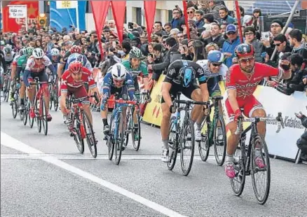  ?? QUIQUE GARCÍA / EFE ?? Nacer Bouhanni levanta el puño después de ganar en la llegada de Calella