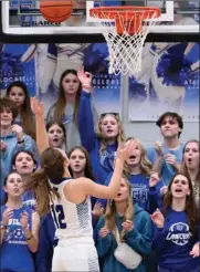  ?? PILOT PHOTO/BEV HARAMIA ?? Heaylyn Kwiatkowsk­i scores in front of the Laville student section during the Bi-co final.