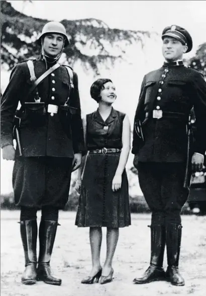  ?? ARCHIVO FAMILIAR ?? En el meollo. Josefina Carabias, en 1932, en la presentaci­ón de los Guardias de Asalto, cuerpo de seguridad de la República.