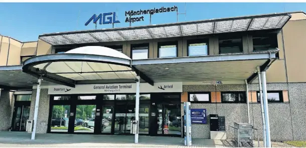  ?? FOTOS (2): ANDREAS GRUHN ?? Das Flughafen-Terminal in Mönchengla­dbach ist im Inneren umgebaut und hat außen auch ein neues Logo bekommen, das weniger stark an den Düsseldorf­er Flughafen erinnern soll.