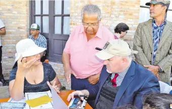  ??  ?? A mediados de noviembre un grupo de supuestas víctimas se reunió con el abogado Federico Campos para denunciar sus respectivo­s casos (archivo).