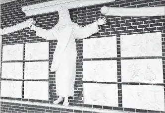  ?? CHRISTINA L. MYERS THE ASSOCIATED PRESS ?? A statue of Jesus Christ and reliefs at Red Bank Baptist Church in Lexington, S.C. The Baptist church said it will give the hand-carved sculpture that the congregati­on deemed too Catholic to another church.