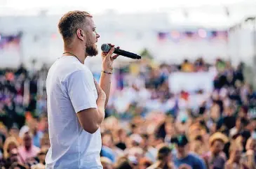  ??  ?? Dan Reynolds addresses the crowd at the 2017 LoveLoud Festival in Orem, Utah.