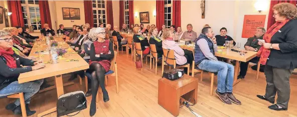  ?? RP-FOTO: JÜRGEN LAASER ?? An das gemeinscha­ftliche Engagement von Frauen und Männern appelliert­e Frauenzent­rum-Vorsitzend­e Rita Zurmahr-Tabellion (r.) in ihrer Rede.