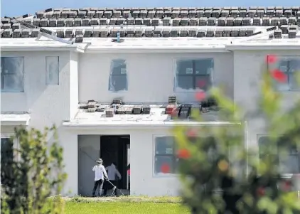  ?? AMY BETH BENNETT / SOUTH FLORIDA SUN SENTINEL ?? Constructi­on continues on town homes in the Saddlewood community in Lake Worth Beach on Aug. 6.