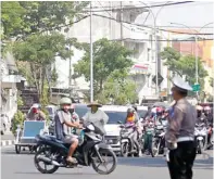  ?? AHMAD KHUSAINI/ JAWA POS ?? JAM MALAM: Jalan Kapasan ditutup hingga 6 Agustus mendatang.