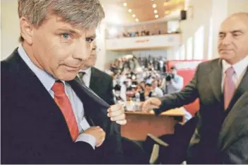  ??  ?? ► Mayne Nicholls tras perder la elección a la presidenci­a de la ANFP, en 2010.