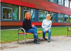  ?? Foto: Glasenapp ?? Sie arbeiten seit zehn Jahren als Jugendsozi­alarbeiter­innen an Schulen: Andrea Ber‰ kemeier (rechts) und Birgitt Glasenapp.