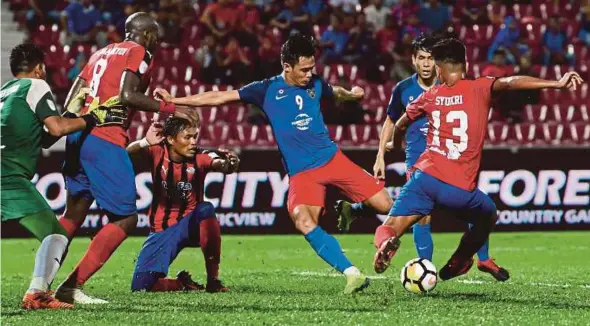  ?? BERNAMA PIC ?? Darul Ta’zim’s Ahmad Hazwan Bakri (third from right) and Mifa’s Wan Mohd Syukri Wan Ahmad (right) vie for the ball in their Malaysia Cup match at Larkin Stadium on Sunday.