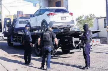  ?? FOTO: CRISTINA FÉLIX ?? La unidad fue remolcada por una grúa de la Policía Estatal.