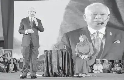  ?? — Gamabr Bernama ?? BERKONGSI IDEA: Najib (kiri) berucap pada Sambutan Hari Wania Kebangsaan dan Dialog TN50 di ibu negara semalam. Turut hadir Rohani.