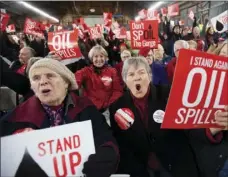  ?? NATALIE BEHRING/THE COLUMBIAN VIA AP ?? This photo taken Jan. 5, 2016, shows Maureen Hildreth, center, attends a public hearing on a proposed southwest Washington state massive oil-handling facility in RiWgefield, Wash. A state energy panel has unanimousl­y voted to recommend disapprovi­ng a...