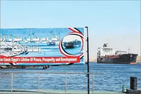  ?? EL PAÍS ?? Mar Rojo. Un enorme carguero atravesa el canal de Suez el 10 de enero.