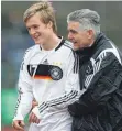  ?? FOTO: IMAGO ?? Dicht dran: Frank Engel 2013 als U15-DFBTrainer mit Felix Kroos.