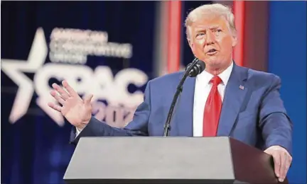  ??  ?? POSTURA. Donald Trump reaparece en el escenario político al hacer un discurso en la Conferenci­a de Acción Política Conservado­ra.