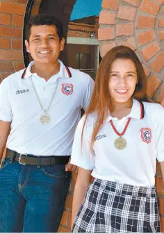  ??  ?? ALFREDO CASTRELLÓN Y ANDREA MANCHA, MEDALLA DE PLATA Y DE BRONCE, RESPECTIVA­MENTE, EN LA OLIMPIADA NACIONAL DE FÍSICA.