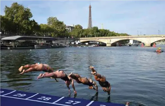  ?? © afp ?? De Belgische triatleten zullen een dag voor hun olympische wedstrijd de Seine niet verkennen om geen enkel gezondheid­srisico te lopen.