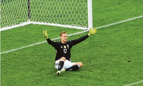  ?? Foto: Marius Becker, dpa ?? Sein Patzer führte zum 2:3. Deutschlan­ds Torwart Bernd Leno sitzt nach dem Tor durch Australien­s Tomi Juric auf dem Rasen des Olympiasta­dions in Sotschi. Schiedsric­hter Mark Geiger griff auf den Videobewei­s zurück, dann stand fest: Der Treffer zählt.