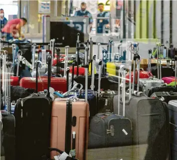  ?? Foto: Droese, Imago Images ?? Am Flughafen Hannover stapelten sich in diesen Tagen die Koffer, viele gehen verloren.