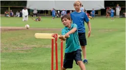  ?? PHOTO: KAVINDA HERATH/ FAIRFAX NZ ?? Jake Musgrave and Fab Ian Eschenmseo­er were two of the 410 children who played cricket at Queens Park, Invercargi­ll, on Tuesday.