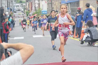  ?? THE NEWS FILE PHOTO ?? Participan­ts at the 2017 Kids Run, part of the Johnny Miles Weekend events.