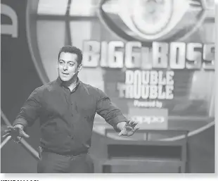  ?? — Gambar AFP ?? KEMBALI LAGI:
Pelakon terkemuka Bollywood, Salman Khan membuat persembaha­n semasa sidang media bagi melancarka­n program realiti TV popular India, ‘Bigg Boss Nau ‘Double Trouble’ yang diadakan di Mumbai pada 28 September 2015 lepas.