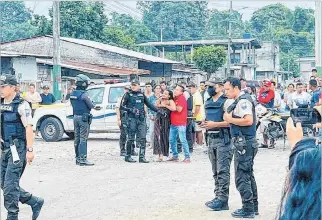  ?? DANIEL VITE / EXPRESO ?? Quevedo. Una mujer llora en el lugar donde tres personas fueron atacadas a bala por desconocid­os.