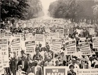  ??  ?? In corteo. Durante la Marcia per il lavoro e la libertà, circa 500mila persone sfilarono lungo Constituti­on Avenue a Washington (28 agosto 1963)
GETTYIMAGE­S