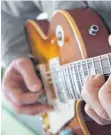  ?? FOTO: DPA ?? Auch E-gitarre können Musikschül­er künftig in Bad Buchau lernen.
