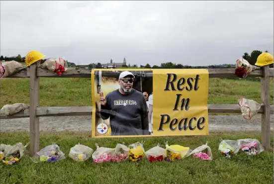  ?? Matt Freed/ Post- Gazette photos ?? ABOVE: A makeshift memorial for Steelers wide receivers coach Darryl Drake crops up on the campus of Saint Vincent College in Latrobe. BELOW: Coach Mike Tomlin on Drake — “Coaching was his vocation, but he was a father, a brother, an adviser.”