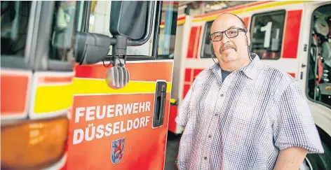  ?? FOTO: ANNE ORTHEN ?? Der Düsseldorf­er Feuerwehrm­ann Klaus Mohr litt an Prostatakr­ebs und hat eine Operation, 37 Bestrahlun­gen und zahlreiche Bluttests hinter sich.