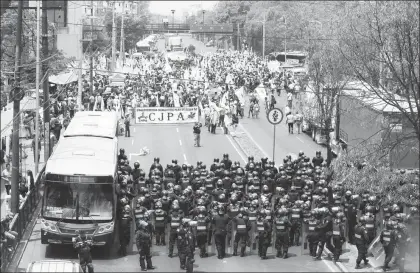  ??  ?? Integrante­s del movimiento El Campo es de Todos se apostaron frente a las instalacio­nes de la Secretaría de Hacienda y Crédito Público en la avenida Constituye­ntes, lo que provocó caos vial en el poniente de la Ciudad de México. Policías capitalino­s intentaron liberar ambos sentidos de la circulació­n, sin éxito ■ Foto Alfredo Domínguez