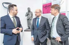  ??  ?? Martin Schulz mit Rasmus Buchsteine­r (links) und Tobias Schmidt im Büro des Kanzlerkan­didaten.