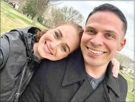  ?? PHOTO BY LARISSA FARIA ?? Larissa Faria with childhood friend Kenneth Santiago on the National Mall.