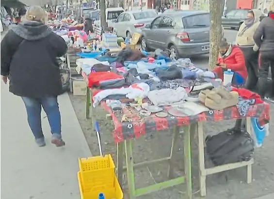  ?? CAPTURA DE TV ?? También en Mar del Plata. La Plaza Rocha, en la ciudad costera. Allí funciona un club de trueque similar a los del Conurbano.