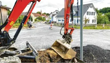  ?? Foto: Helene Weinold ?? Schluss mit Staub, Matsch und Schlaglöch­ern: Die Kreuzung Zusamzelle­r Straße/St.‰Georg‰Straße in Hegnenbach mit den An‰ schlüssen an Rischgauer Straße und Sonnenberg ist fürs Erste provisoris­ch asphaltier­t.