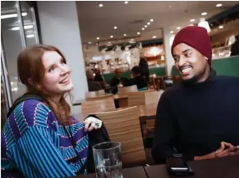  ?? FOTO: YLVA BERGMAN ?? KONTAKTER. ”Folk har helt olika kontaktnät på arbetsmark­naden för man har olika bakgrunder”, säger Fanny Linnros från Generation Framtid. Här med Sharif Beddel som också är med.